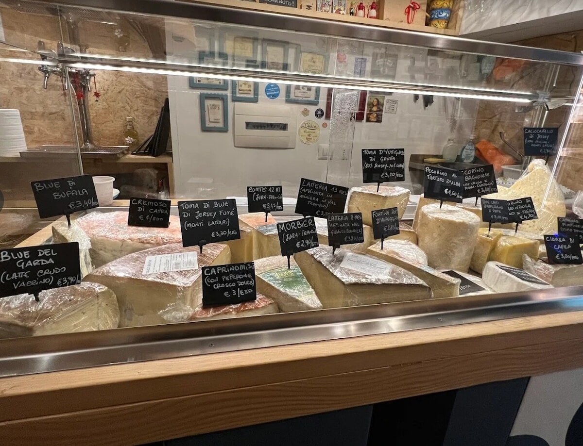 Vicino Napoli la mini bottega con vini artigianali e straordinari formaggi da tutta Europa